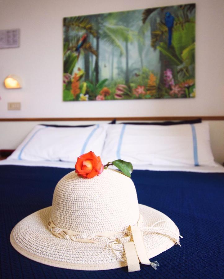 Hotel Adria B&B - Colazione Fino Alle 12 ミザーノ・アドリアーティコ エクステリア 写真