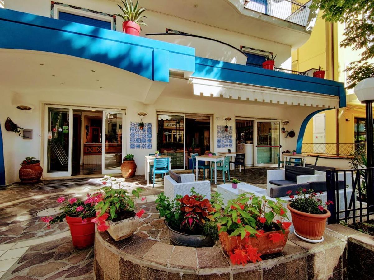 Hotel Adria B&B - Colazione Fino Alle 12 ミザーノ・アドリアーティコ エクステリア 写真