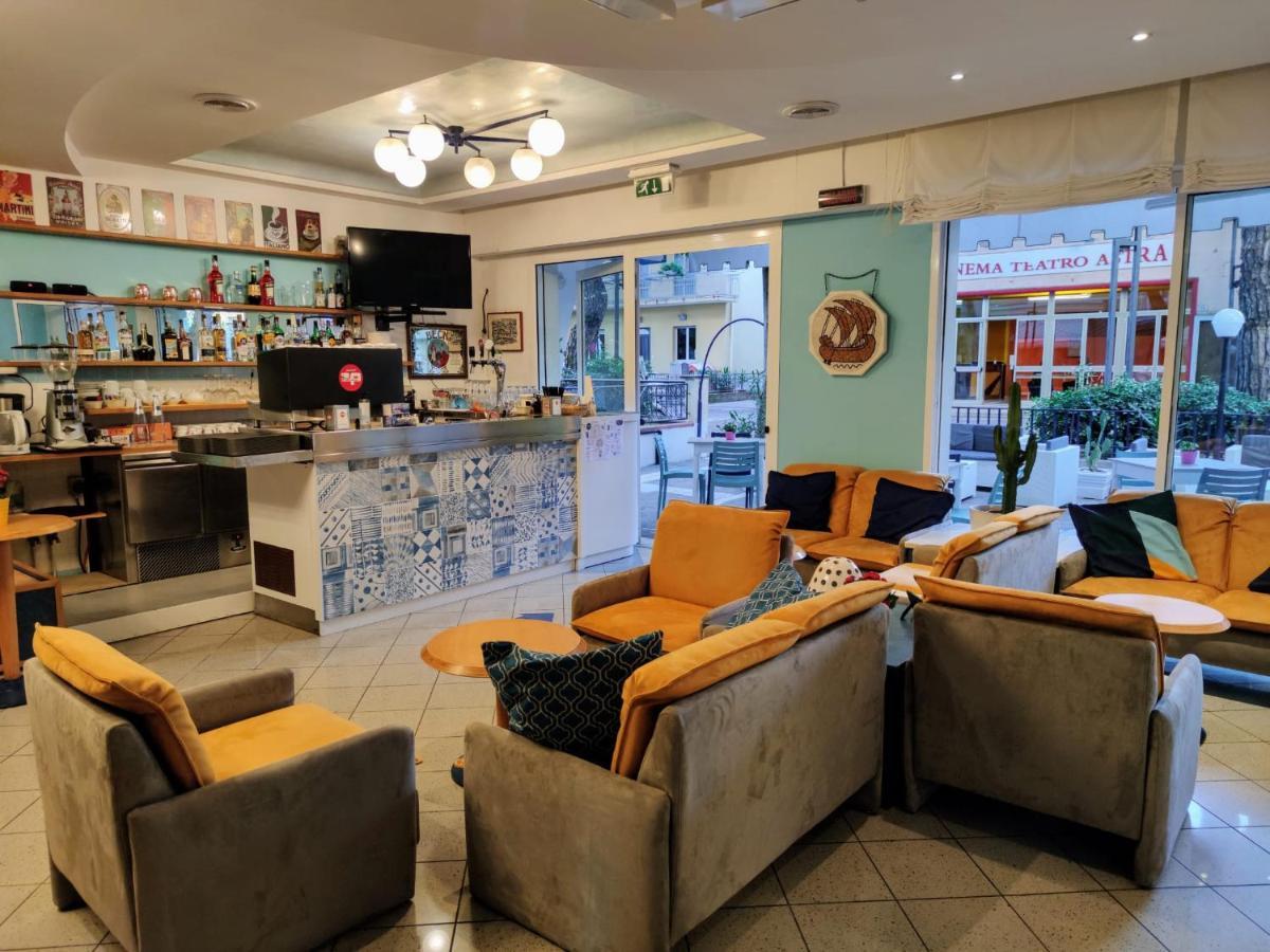 Hotel Adria B&B - Colazione Fino Alle 12 ミザーノ・アドリアーティコ エクステリア 写真
