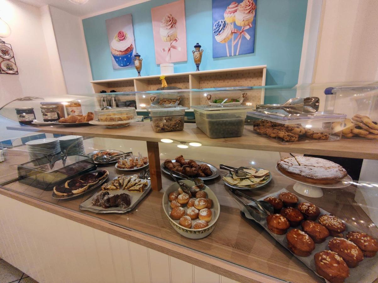 Hotel Adria B&B - Colazione Fino Alle 12 ミザーノ・アドリアーティコ エクステリア 写真