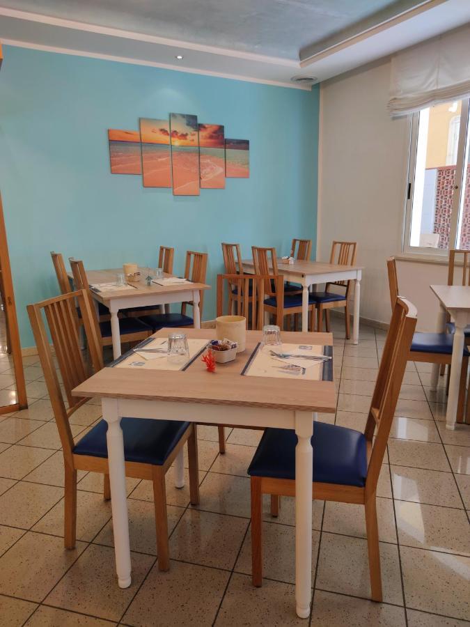 Hotel Adria B&B - Colazione Fino Alle 12 ミザーノ・アドリアーティコ エクステリア 写真