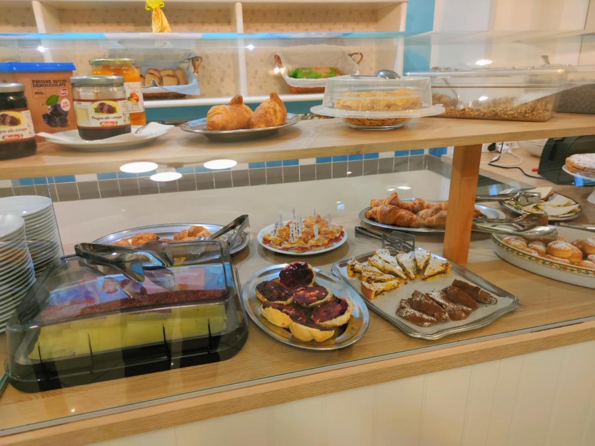 Hotel Adria B&B - Colazione Fino Alle 12 ミザーノ・アドリアーティコ エクステリア 写真