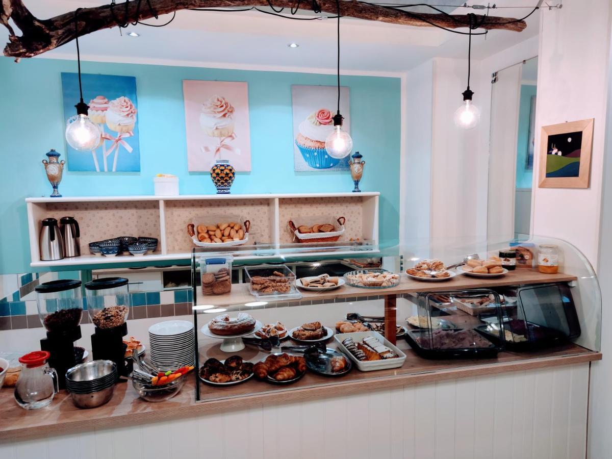 Hotel Adria B&B - Colazione Fino Alle 12 ミザーノ・アドリアーティコ エクステリア 写真