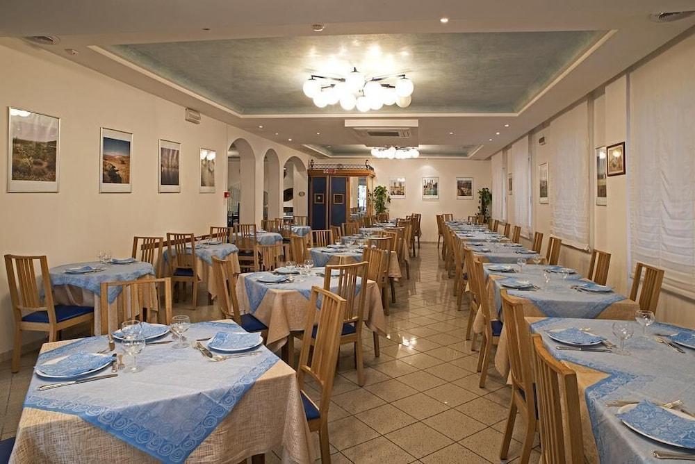Hotel Adria B&B - Colazione Fino Alle 12 ミザーノ・アドリアーティコ エクステリア 写真