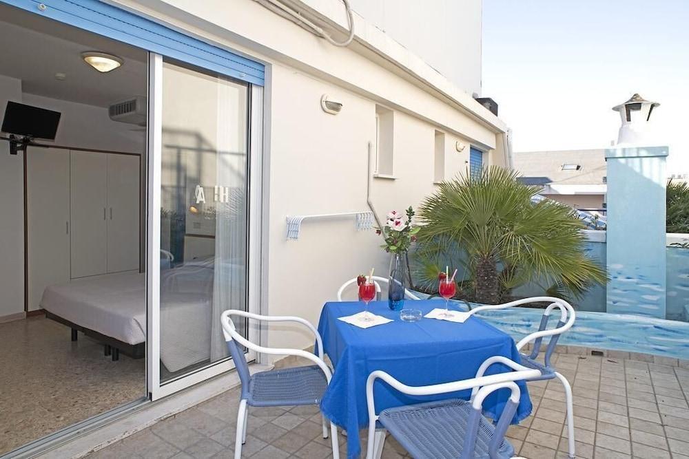 Hotel Adria B&B - Colazione Fino Alle 12 ミザーノ・アドリアーティコ エクステリア 写真