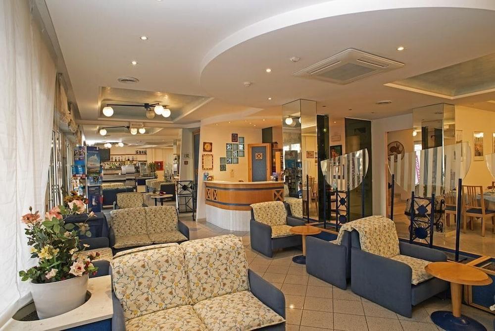 Hotel Adria B&B - Colazione Fino Alle 12 ミザーノ・アドリアーティコ エクステリア 写真