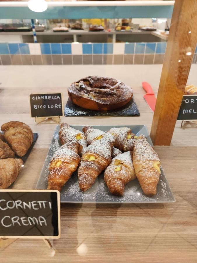 Hotel Adria B&B - Colazione Fino Alle 12 ミザーノ・アドリアーティコ エクステリア 写真
