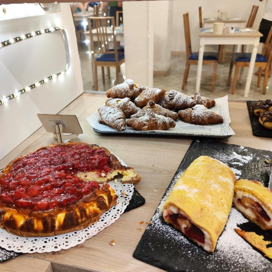 Hotel Adria B&B - Colazione Fino Alle 12 ミザーノ・アドリアーティコ エクステリア 写真