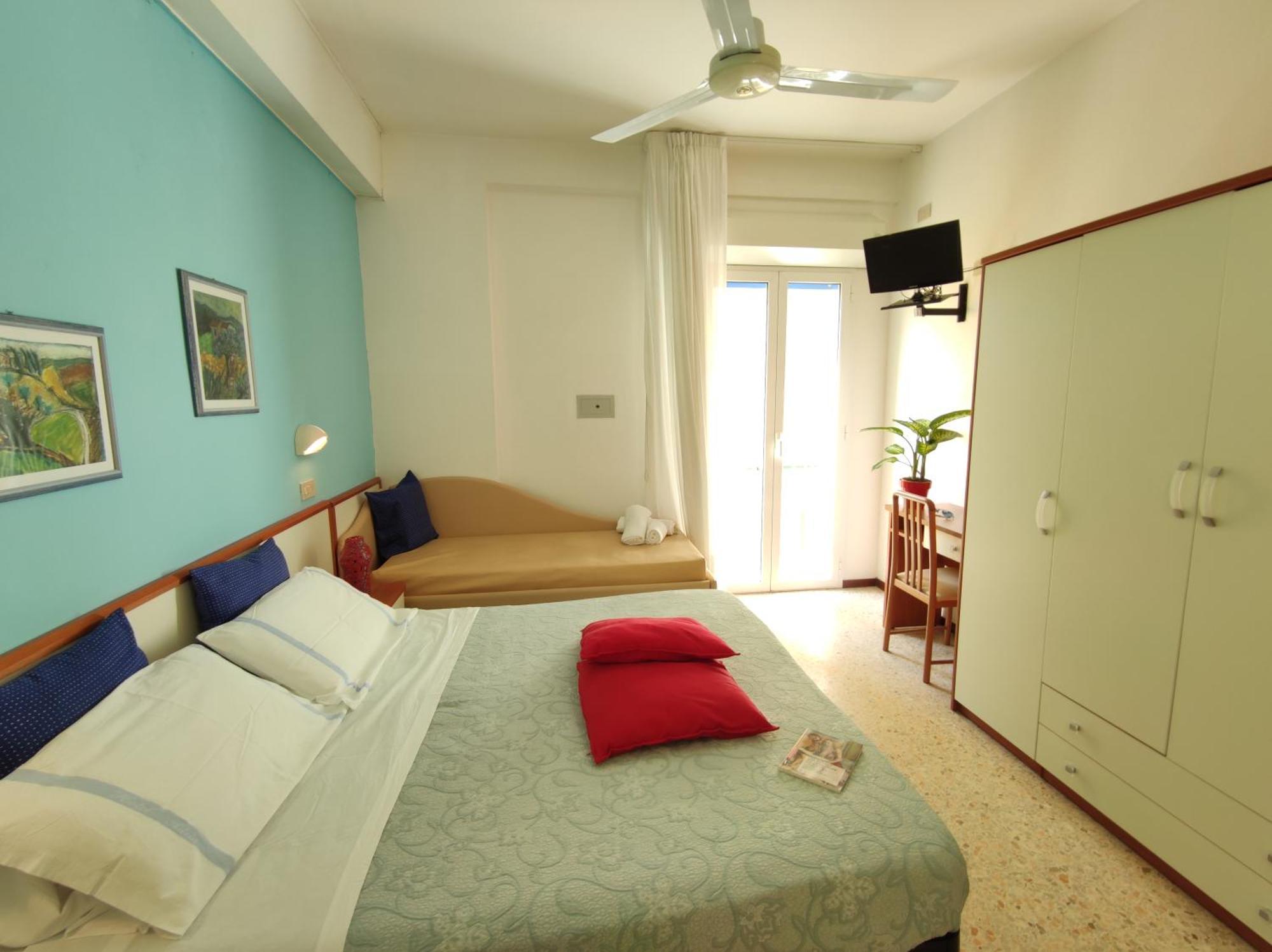 Hotel Adria B&B - Colazione Fino Alle 12 ミザーノ・アドリアーティコ 部屋 写真