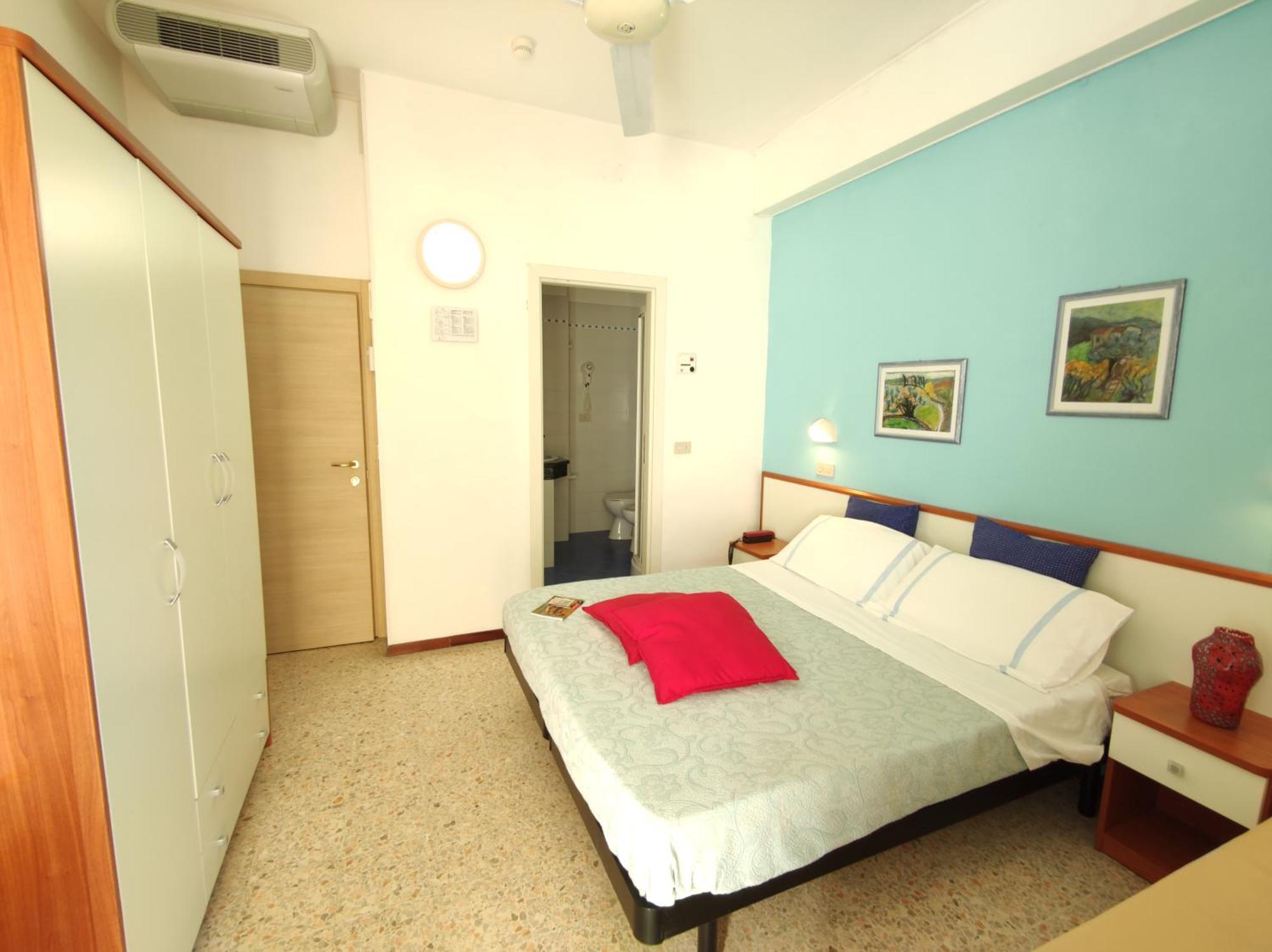 Hotel Adria B&B - Colazione Fino Alle 12 ミザーノ・アドリアーティコ 部屋 写真
