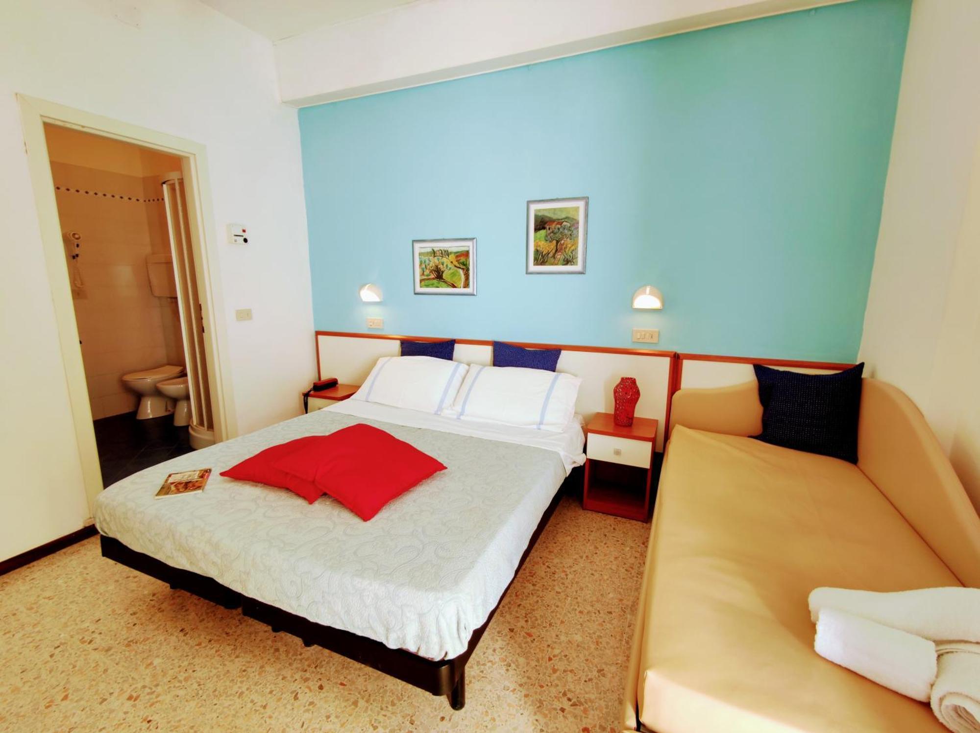 Hotel Adria B&B - Colazione Fino Alle 12 ミザーノ・アドリアーティコ 部屋 写真